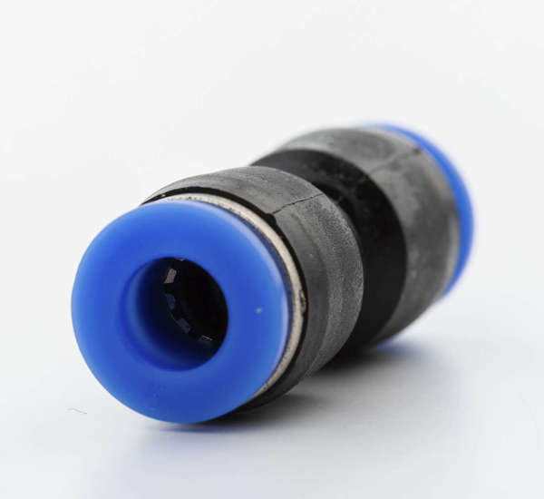 Straight plug connector for 6mm hose pass-through
